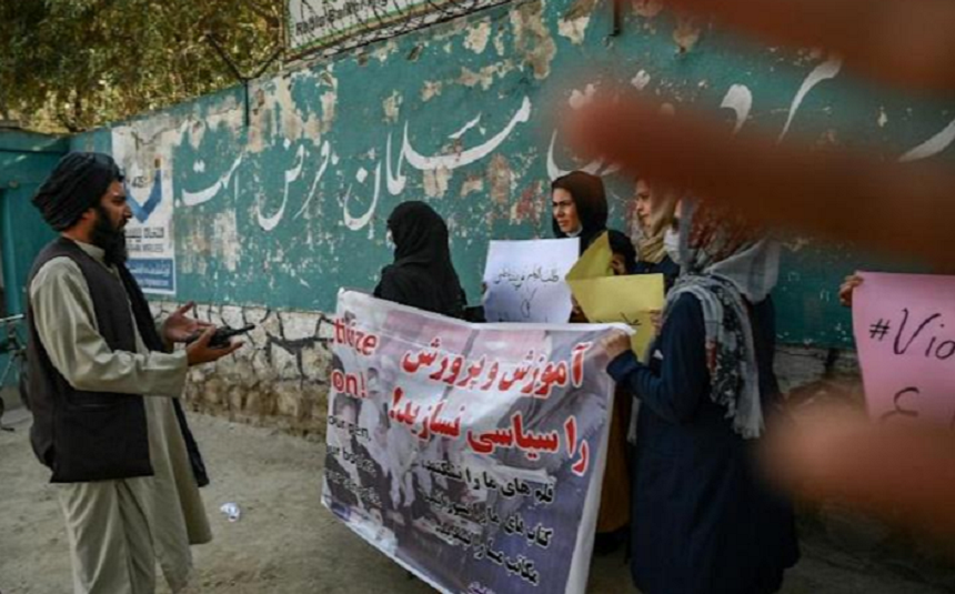 Talibanii întrerup cu forţa, la Kabul, manifestaţia a şase tinere care-şi revendică dreptul la educaţie în faţa Liceului de fete Rabia Balkhi