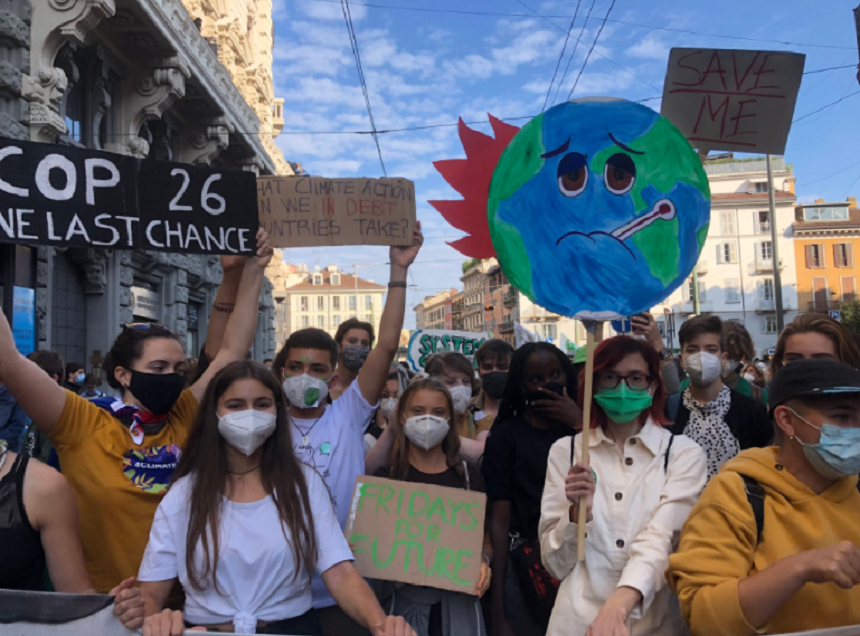 Tineri defilează la Milano în favoarea luptei împotriva modficărilor climatice, în frunte cu Greta Thunberg