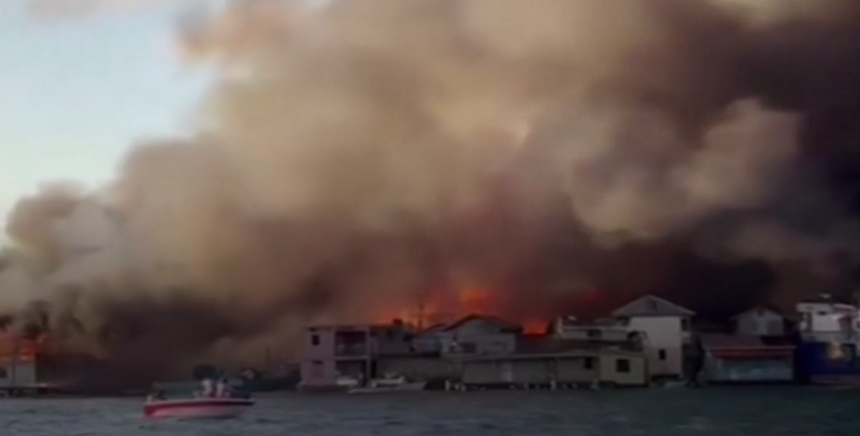 Sute de locuitori ai insulei Guanaja din Honduras, evacuaţi din cauza unui incendiu care a distrus zeci de case