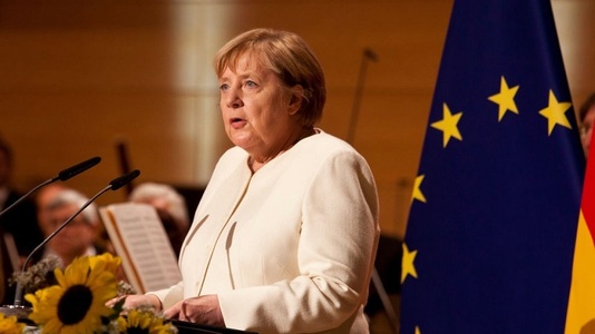 Angela Merkel, emoţionată, a cerut duminică germanilor să susţină un viitor comun, fără discriminare
