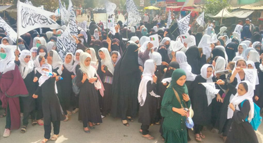 Fete afgane revin la cursuri, în anumite colegii şi licee, în provincia Kunduz, o măsură care nu se aplică în restul Afganistanului