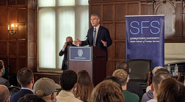 Secretarul general al NATO Jens Stoltenberg critică statele membre UE care vor să creeze o apărare ”concurentă”