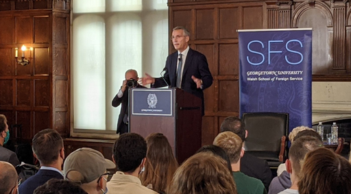 Secretarul general al NATO Jens Stoltenberg critică statele membre UE care vor să creeze o apărare ”concurentă”