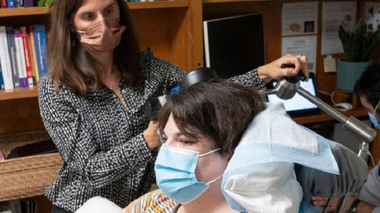 O tânără care suferea de o depresie gravă, tratată cu succes în SUA cu ajutorul unui implant cerebral electric