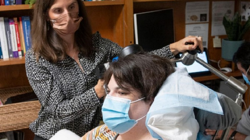 O tânără care suferea de o depresie gravă, tratată cu succes în SUA cu ajutorul unui implant cerebral electric