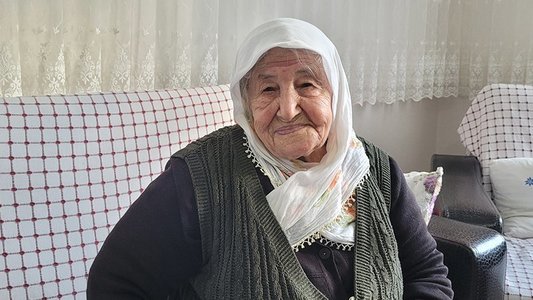 O turcoaică în vârstă de 106 ani, vaccinată, s-a vindecat de coronavirus / Ce spun femeia şi fiul ei