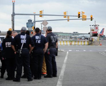 Pasager reţinut şi avion evacuat de urgenţă pe aeroportul LaGuardia din New York - VIDEO