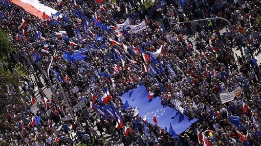 Zeci de mii de polonezi au demonstrat duminică pentru a sprijini apartenenţa la Uniunea Europeană a Poloniei
