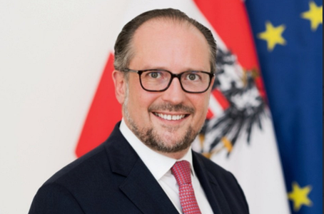 Noul cancelar austriac Alexander Schallenberg s-a angajat să colaboreze îndeaproape cu predecesorul său Sebastian Kurz, spre nemulţumirea opoziţiei