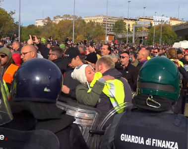 Acroşaj la Trieste între poliţia antirevoltă şi manifestanţi împotriva certificatului sanitar, obligatoriu la locul de muncă în Italia