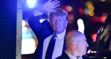 Donald Trump depune depoziţie la New York, patru ore şi jumătate, într-o procedură în justiţie, sub jurământ, împotriva gărzilor sale de corp, acuzate de violenţă la o manifestaţie în 2015, pe când era candidat