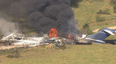 Un rănit în urma prăbuşirii unui avion, la decolare, la Houston, în Texas; toate cele 21 de persoane de la bord reuşesc să iasă din aeronavă înainte ca aceasta să ia foc