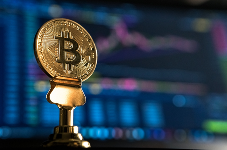 Bitcoin depăşeşte un nou prag istoric, de 65.000 de dolari, după lansarea unui produs financiar cu privire la această criptomonedă pe Wall Street, o etapă istorică în democratizarea acesteia