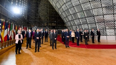 O majoritate a statelor UE vrea să includă gazele naturale şi energia nucleară în investiţiile ”verzi”