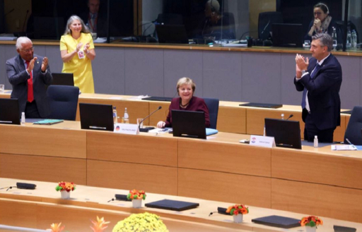 Angela Merkel, ovaţionată în picioare, la cel de-al 107-lea şi ultimul său summit european, de către şefii de stat şi de guverne din Uniunea Europeană - VIDEO