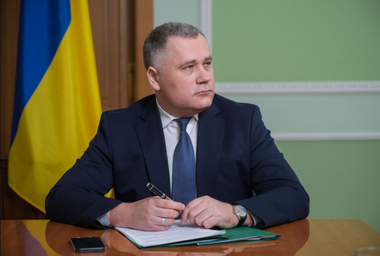 Casa din Kiev a adjunctului directorului Administraţiei Prezidenţiale a lui Zelenski, Igor Jovkva, ţinta unui atac cu cocteil Molotov al unui tânăr fără locuinţă, în urma unui anunţ pe Internet care oferea 4.000 de dolari