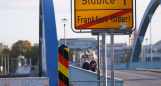 Seehofer consideră ”legitimă” construirea unor garduri de sârmă ghimpată antimigranţi la frontiera externă a UE, după ce von der Leyen refuză finanţarea unor astfel de bariere; aproxmativ 5.700 de migranţi au trecut din Polonia în Germania de la începutul