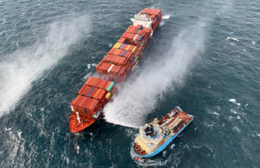 Gaze toxice, în largul oraşului canadian Victoria, de la un incendiu la bordul unui portcontainer cipriot, Zim Kingston