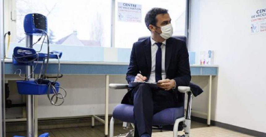 Ministrul francez al Sănătăţii Olivier Veran se vaccinează cu un booster Pfizer, după o primă doză cu AstraZeneca şi un rapel cu Moderna, şi ”lansează un semnal” de mobilizare