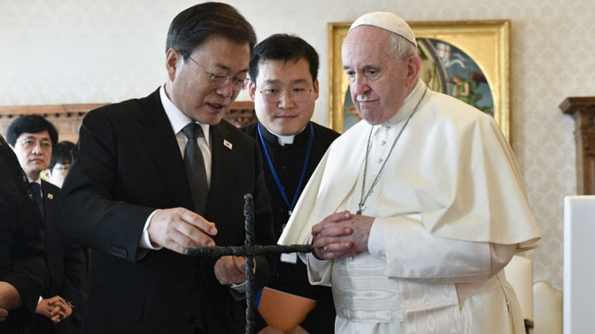 Preşedintele sud-coreean Moon Jae-in îi oferă Papei Francisc o cruce făcută din sârmă ghimpată de la frontiera cu Coreea de Nord