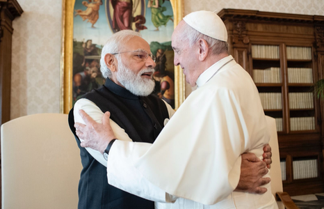 Narendra Modi îl invită pe Papa Francisc, în prima lor întâlnire la Vatican, într-o vizită în India