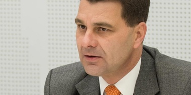 Un diplomat austriac de rang înalt, Johannes Peterlik, suspectat de divulgarea unor documente confidenţiale cu privire la noviciok, care conţineau formula agentului neurotoxic şi informaţii despre otrăvirea lui Skripal