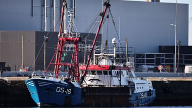 Traulerul scoţian Cornelis Gert Jan, trimis în portul francez Le Havre, suspectat de pescuit fără licenţă, este necesar să plătească o cauţiune în valoare de 150.000 de euro pentru a putea pleca