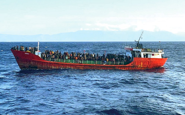 Grecia primeşte un vapor sub pavilion turc cu 400 de migranţi pe Insula Kos şi acuză Turcia de încălcarea Acordului migraţiei din 2016