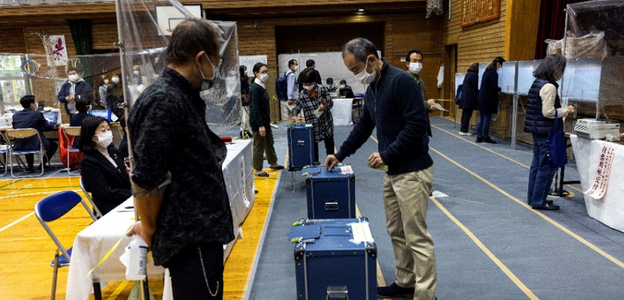 Coaliţia aflată la putere în Japonia pierde mandate în alegerile legislative, dar îşi păstrează majoritatea