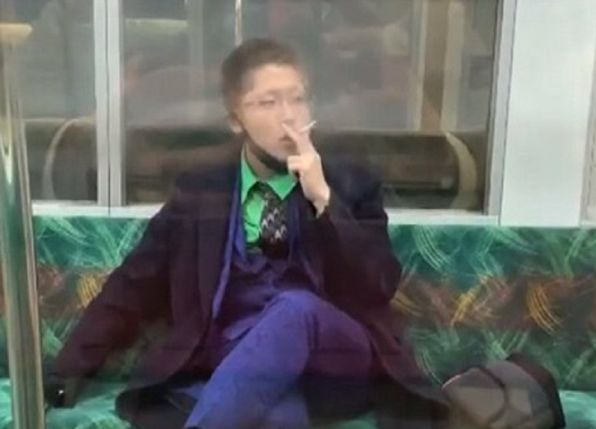 Autorul atacului cu cuţitul într-un tren, la Tokyo, era costumat în Joker şi a rănit 17 persoane care se duceau la petreceri de Halloween; el spune autorităţilor că a vrut să omoare oameni pentru a fi condamnat la moarte