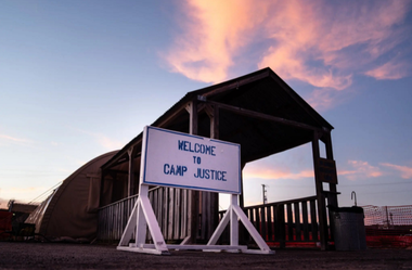 Membrii ai jurului militar cer clemenţă pentru deţinutul pakistanez de la Guantanamo Majid Khan, după ce l-au condamnat la 26 de ani de închisoare; în baza unei înţelegeri cu justiţia prin care a pledat vinovat, el poate fi eliberat în 2022
