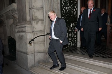 Johnson, criticat că zboară cu un avion privat, după COP26, să ia cina cu un climatosceptic