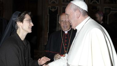 Papa Francisc numeşte prima femeie secretară generală a Guvernului Vaticanului, sora franciscană italiancă Raffaella Petrini, însărcinată cu supervizarea operaţiunilor administrative privind muzeele, poşta şi poliţia Sfântului Scaun