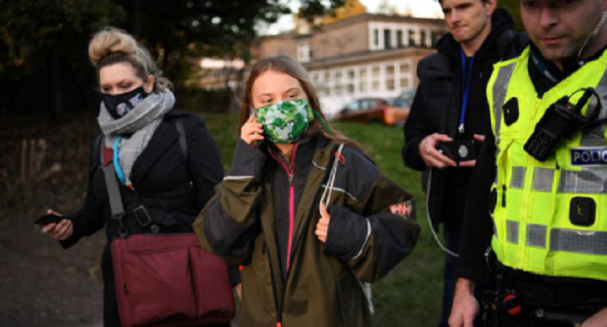 Greta Thunberg iese de la o masă rotundă pe tema compensării poluării de către întreprinderi, denunţând o acţiune de marketing ”greenwashing”; ”Industria combustibililor fosili şi băncile sunt unii dintre cei mai mari infractori climatici”, acuză ea