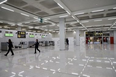 Poliţia spaniolă a arestat 12 persoane care au fugit după ce un avion a aterizat de urgenţă la Palma de Mallorca