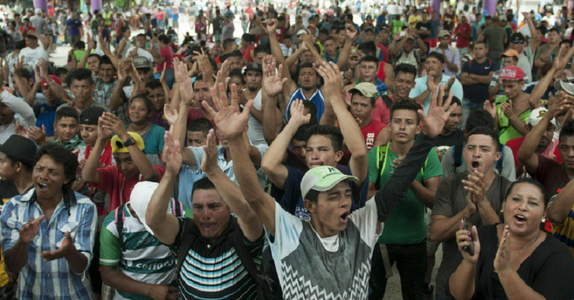 Sute de migranţi au mers la graniţia dintre SUA şi Mexic în aşteptarea redeschiderii punctelor de trecere a frontierei