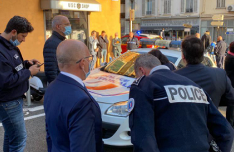 Doi poliţişti agresaţi într-un atac cu arma albă la un comisariat din Cannes, agresorul ”neutralizat”; ”pista teroristă”, luată în calcul