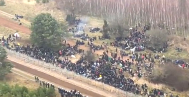 Polonia avertizează cu privire la sosirea masivă a unor migranţi la frontiera externă a UE cu Belarusul; un grupt de sute de migranţi ”se află sub controlul strict al unor belaruşi înarmaţi. Ei decid direcţia în care se îndreaptă grupul”, acuză Varşovia