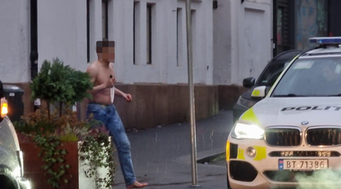 Poliţia norvegiană ucide prin împuşcare un bărbat înarmat cu un cuţit care a atacat o patrulă; un poliţist, rănit în incident; este vorba despre un rus, condamnat la îngrijiri psihiatrice în urma unui atac cu cuţitul la Oslo în 2019, potrivit Verdens Gang