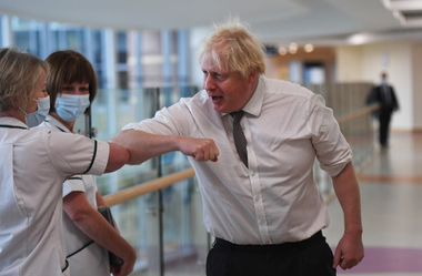 Guvernul britanic impune vaccinarea obligatorie a personalului medical din Anglia începând din aprilie