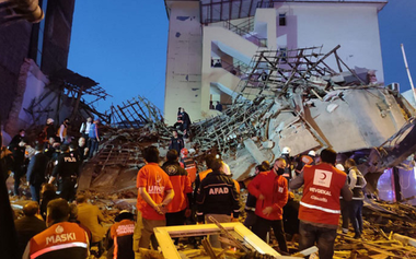 Peste 20 de persoane supravieţuiesc în urma surpării unui imobil în estul Turciei, la Malatya; proprietarul imobilului şi alte trei persoane care efectuau lucrări în interior, plasate în arest preventiv