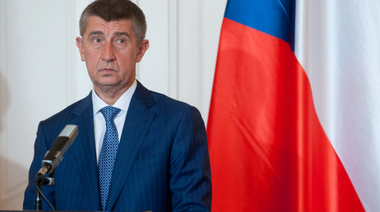 Guvernul populist al lui Andrej Babis îşi prezintă în mod oficial demisia, în urma înfrângerii în alegeri, lui Milos Zeman, internat cu probleme hepatice