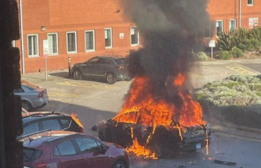 Explozia soldată cu un mort şi un rănit la Liverpool, un incident terorist; un şofer de taxi a închis atacatorul în maşină înainte de explozie, în faţa unui spital; trei bărbaţi arestaţi 