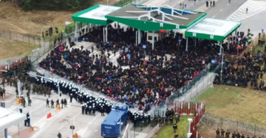 ”Mii de migranţi” adunaţi la postul de frontieră închis Kuznica, situat între Belarus şi Polonia; ”o tentativă de forţare a frontierei se află în pregătire”, acuză grănicerii polonezi