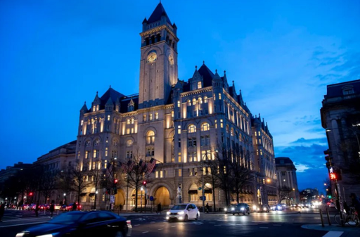 Holdingul Trump Organization al lui Donald Trump vinde cu 375 de milioane de dolari contractul de închiriere al hotelului de lux de la Washington, Trump International Hotel, care urmează să devină un hotel Waldorf Astoria