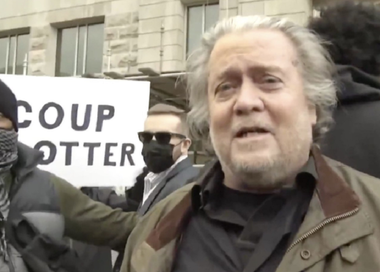 Steve Bannon, inculpat cu privire la ”obstrucţionarea prerogativelor de anchetare ale Congresului” privind atacul de la Capitoliu de la 6 ianuarie, se prezintă la sediul FBI, la Washington