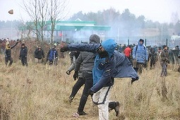 Polonia foloseşte gaze lacrimogene împotriva migranţilor la frontiera cu Belarusul, Rusia denunţă un comportament inacceptabil