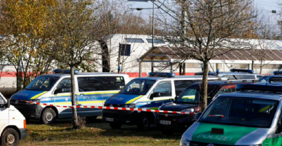 Atacul cu cuţitul într-un tren ICE între Regensburg şi Hamburg, soldat cu patru răniţi, ar putea avea un mobil ”islamist”, anunţă Parchetul din Munchen; suspectul, un sirian în vârstă de 27 de ani, deţinea la domiciliu videoclipuri de propagandă SI