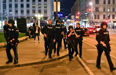 O tânără italiano-kosovară în vârstă de 19 ani, suspectată că face parte din Statul Islamic şi de legături cu autorul atentatului din Viena din noiembrie 2020, arestată în Italia