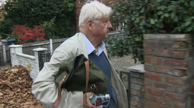 Două femei, deputata conservatoare Caroline Nokes şi jurnalista politică Ailbhe Rea, îl acuză pe Stanley Johnson, tatăl premierului Boris Johnson, de faptul că le-a atins în mod nepotrivit